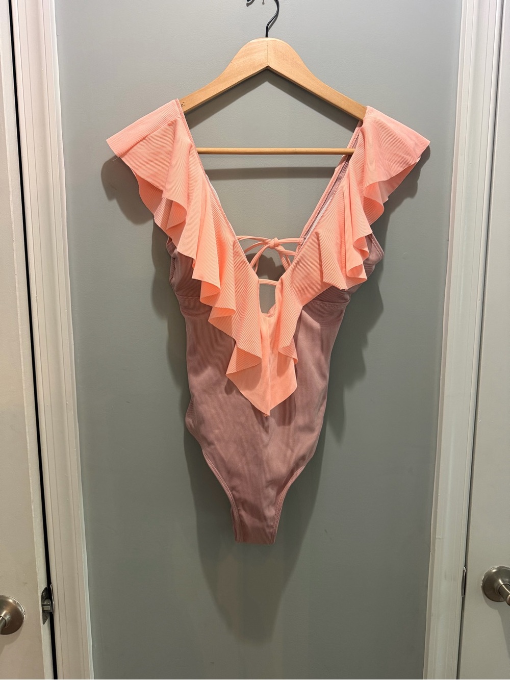 Ruffled Deep V One-Piece Swimsuit in Peach Pink by Sporlike (Amazon brand) EUC